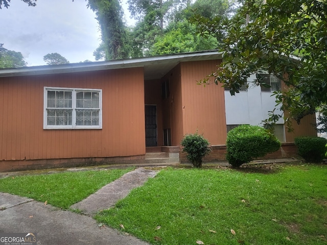 view of front of property with a front lawn