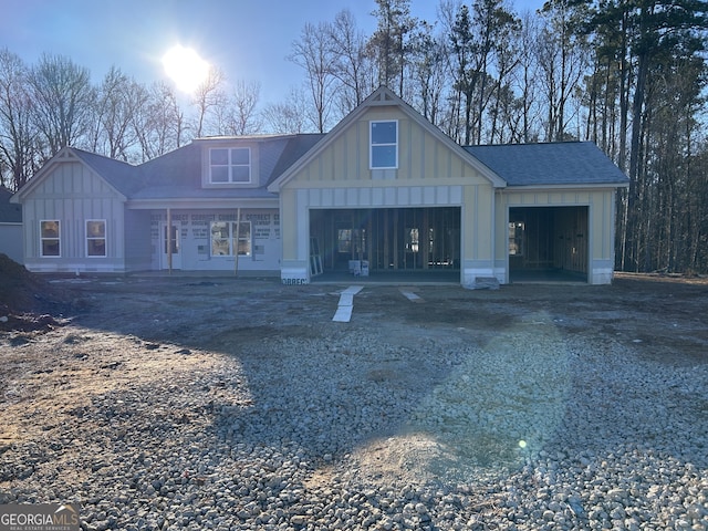 view of front facade featuring a garage