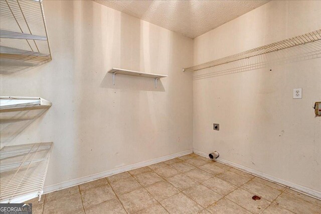 empty room featuring ornamental molding, a raised ceiling, and carpet