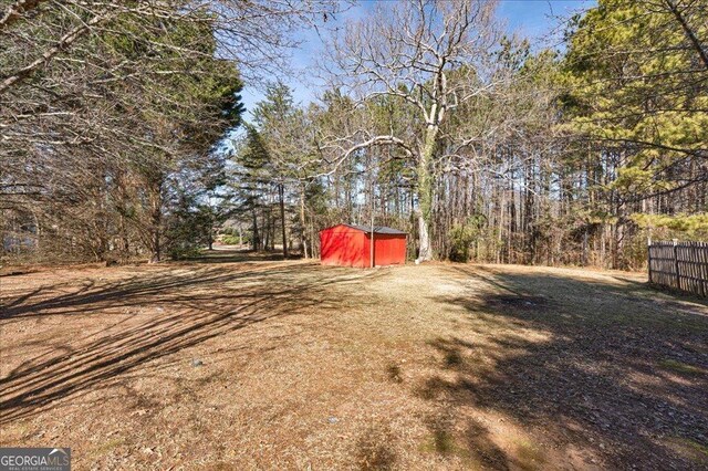 view of yard featuring an outbuilding