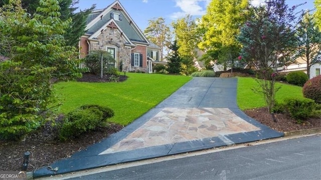 view of front of property featuring a front yard