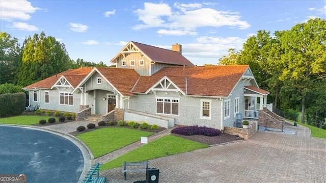 view of front facade featuring a front lawn