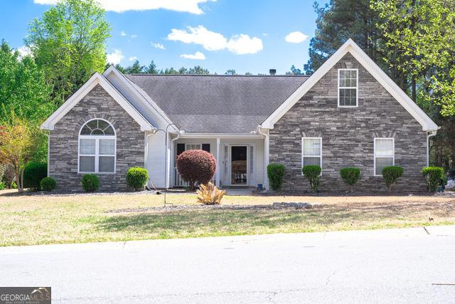 view of front of house featuring a front lawn