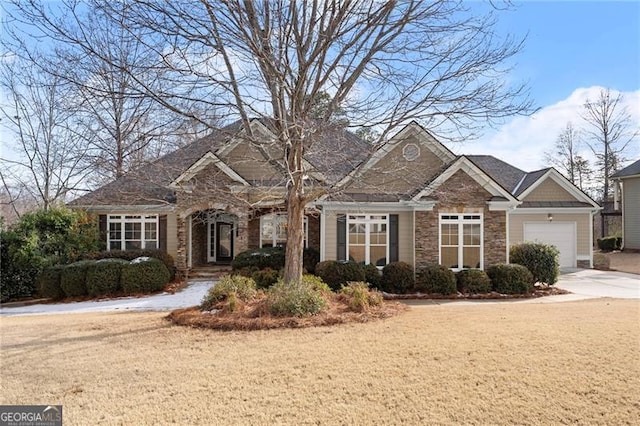 view of front facade featuring a front yard and a garage