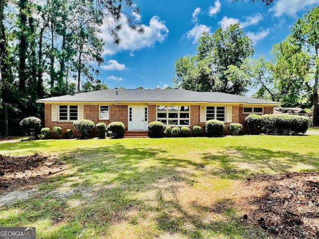 ranch-style home featuring a front lawn