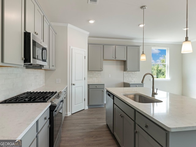 kitchen featuring a sink, stainless steel appliances, gray cabinets, and crown molding