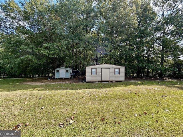 view of yard featuring a storage unit