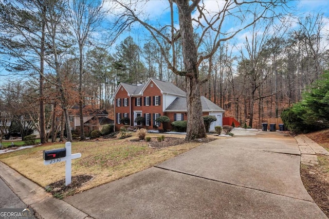 view of front of property featuring a front yard