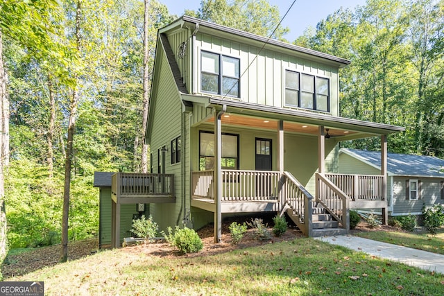 view of front of home featuring a porch and a front yard