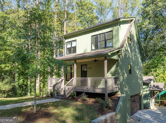 view of front facade featuring covered porch, ceiling fan, and a garage