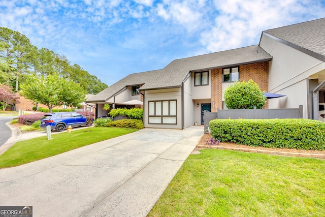 view of front of home featuring a front yard