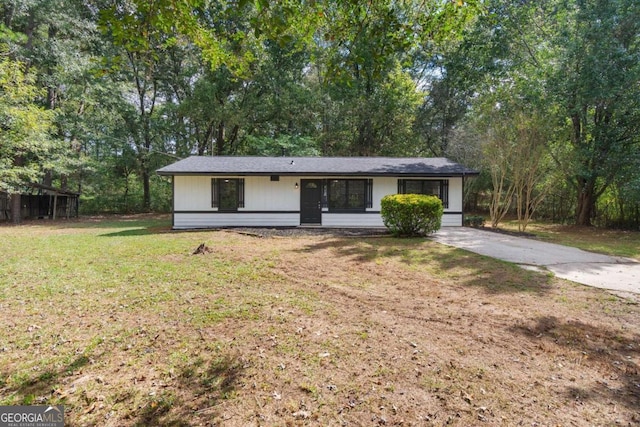 ranch-style home featuring a front lawn