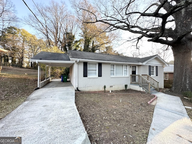 view of front of property featuring a carport