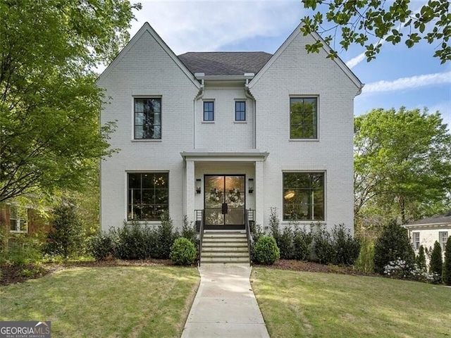 view of front of property featuring a front yard