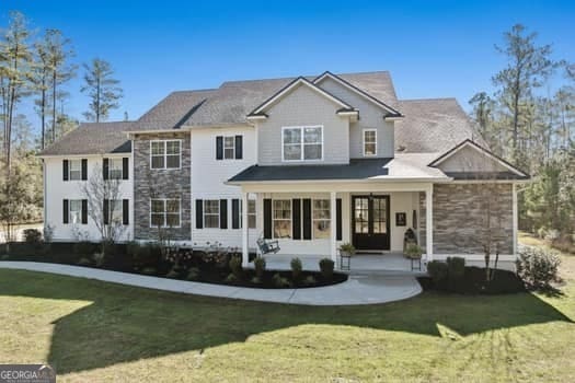 view of front facade with a porch and a front lawn