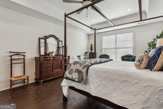 bedroom featuring ceiling fan