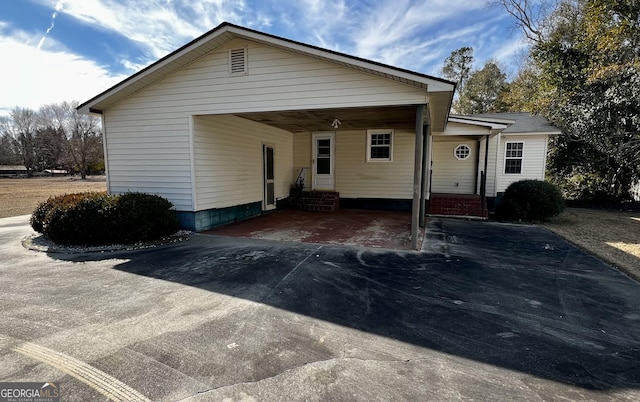 view of front facade with a carport