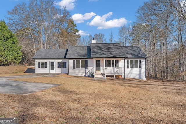 single story home featuring a porch and a front yard