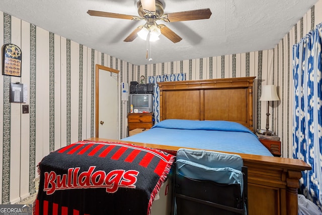 bedroom featuring ceiling fan and a textured ceiling