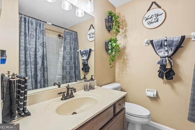 bathroom featuring a shower with curtain, vanity, and toilet