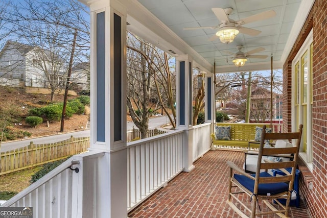 sunroom with ceiling fan