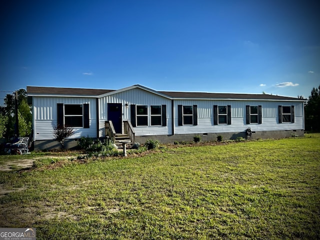 manufactured / mobile home with a front yard