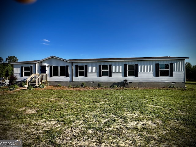 manufactured / mobile home with a front yard