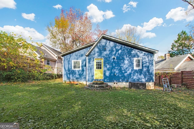 back of house featuring a lawn