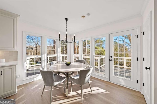 dining room featuring light hardwood / wood-style floors, a chandelier, and plenty of natural light