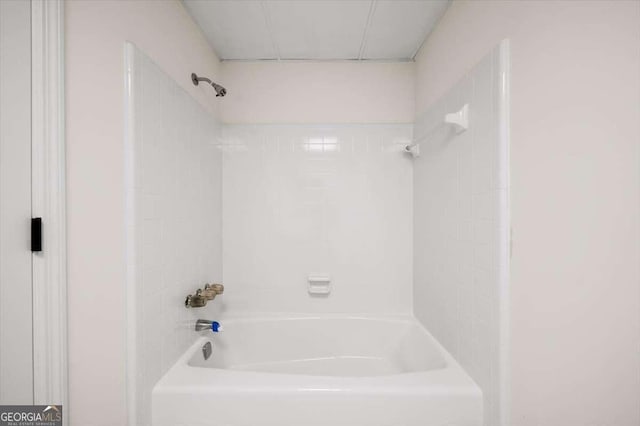 bathroom with bathtub / shower combination