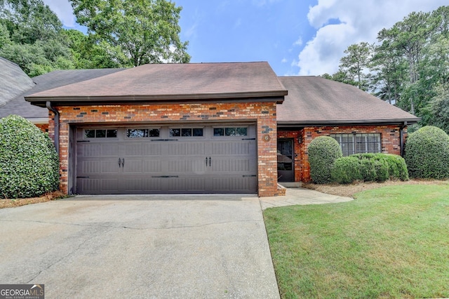 view of front of home featuring a front yard and a garage