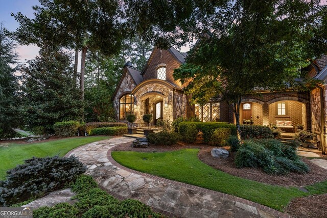 view of front of property featuring a yard