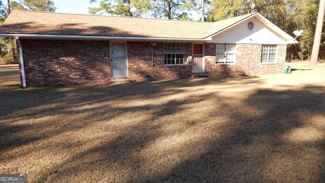 single story home featuring a front lawn