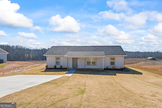 view of front of property featuring a porch and a front lawn