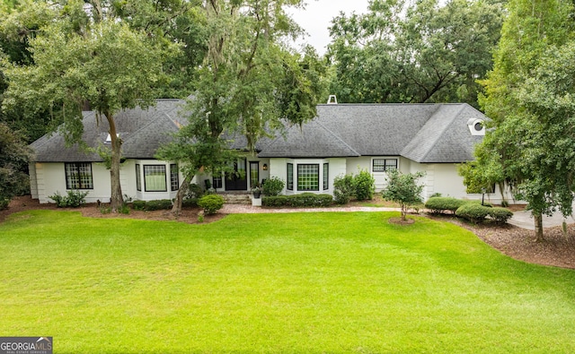 view of front of house featuring a front lawn