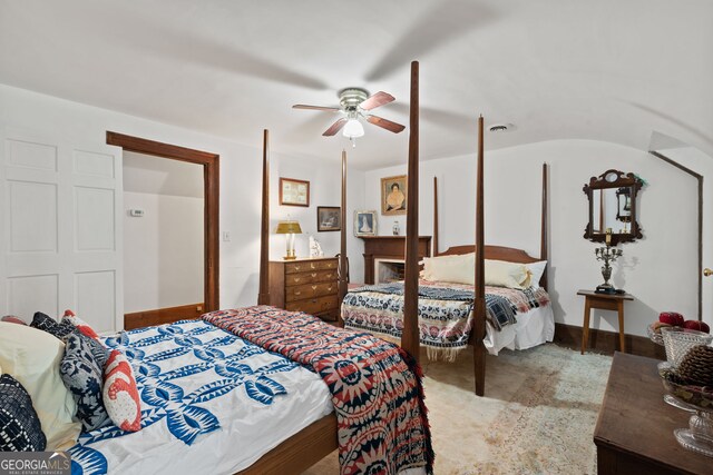 bedroom with ceiling fan