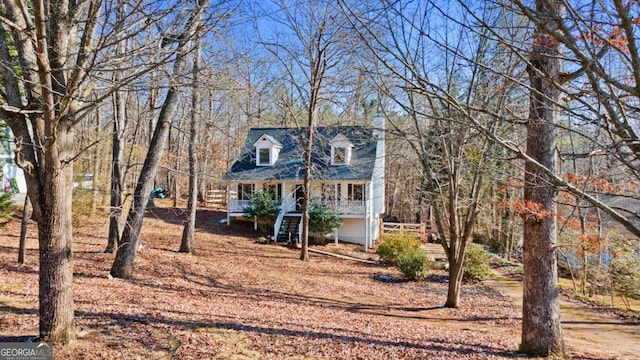 new england style home featuring a porch