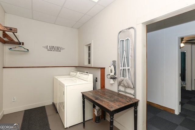 washroom featuring washer and clothes dryer and ceiling fan