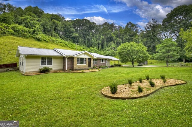 view of front facade featuring a front yard