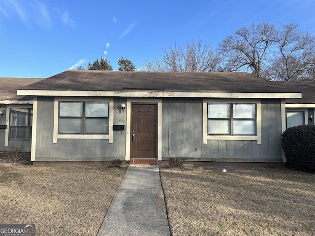 ranch-style house with a front yard