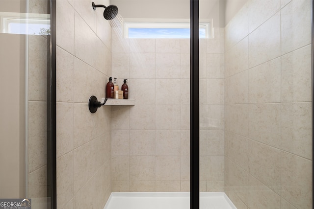 bathroom featuring a tile shower