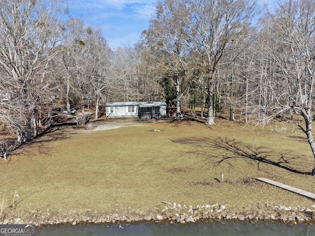 view of yard featuring a water view