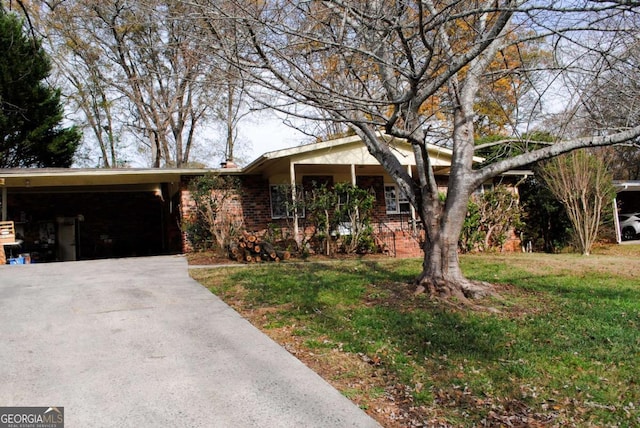 view of front facade featuring a front yard and a carport