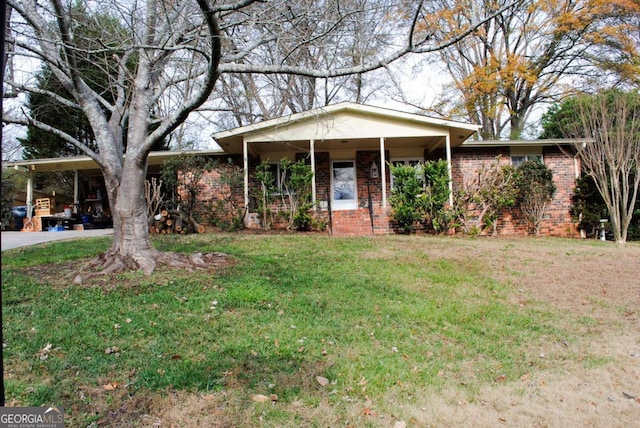 view of front of home with a front lawn