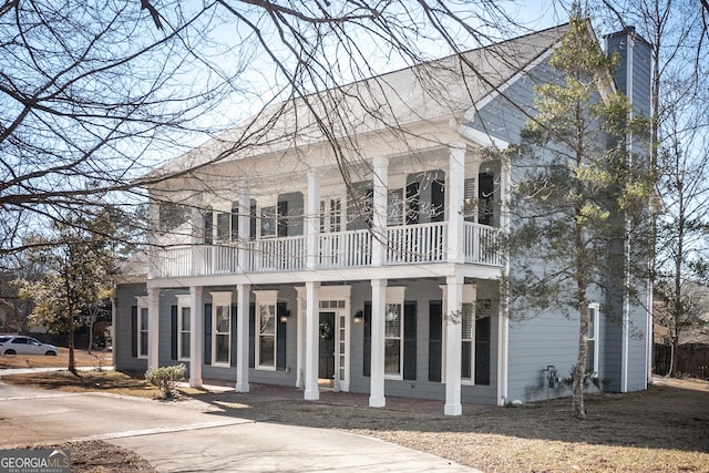 view of front of property featuring a balcony