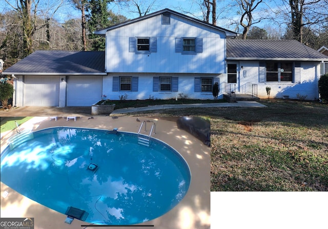 view of swimming pool featuring a yard