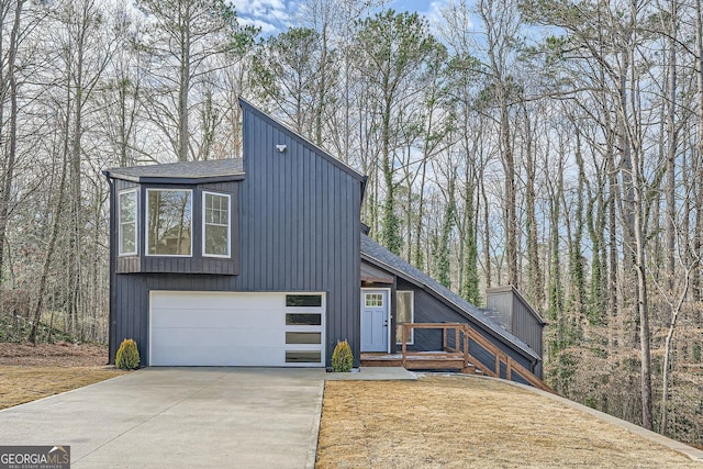 view of front facade with a garage