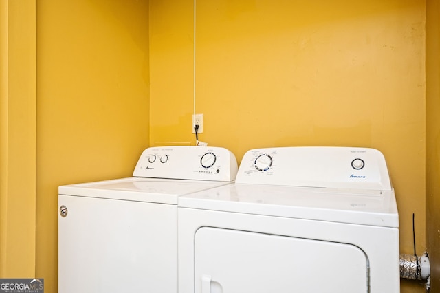 washroom featuring washing machine and clothes dryer