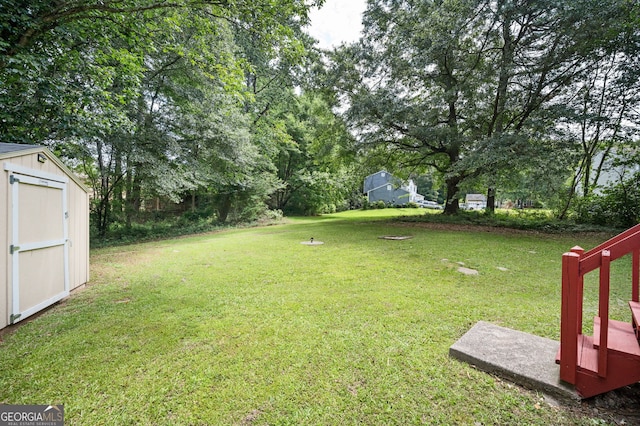 view of yard featuring a storage shed