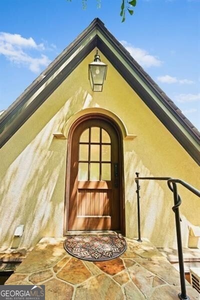 view of exterior entry with stucco siding